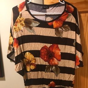 Rue 21 Ladies floral top Size M EUC NWOT